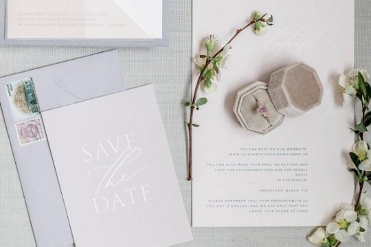 Verlobungsring auf einem romantisch gedeckten Hochzeitstisch mit Einladung zur Hochzeitsfeier in Ingolstadt.